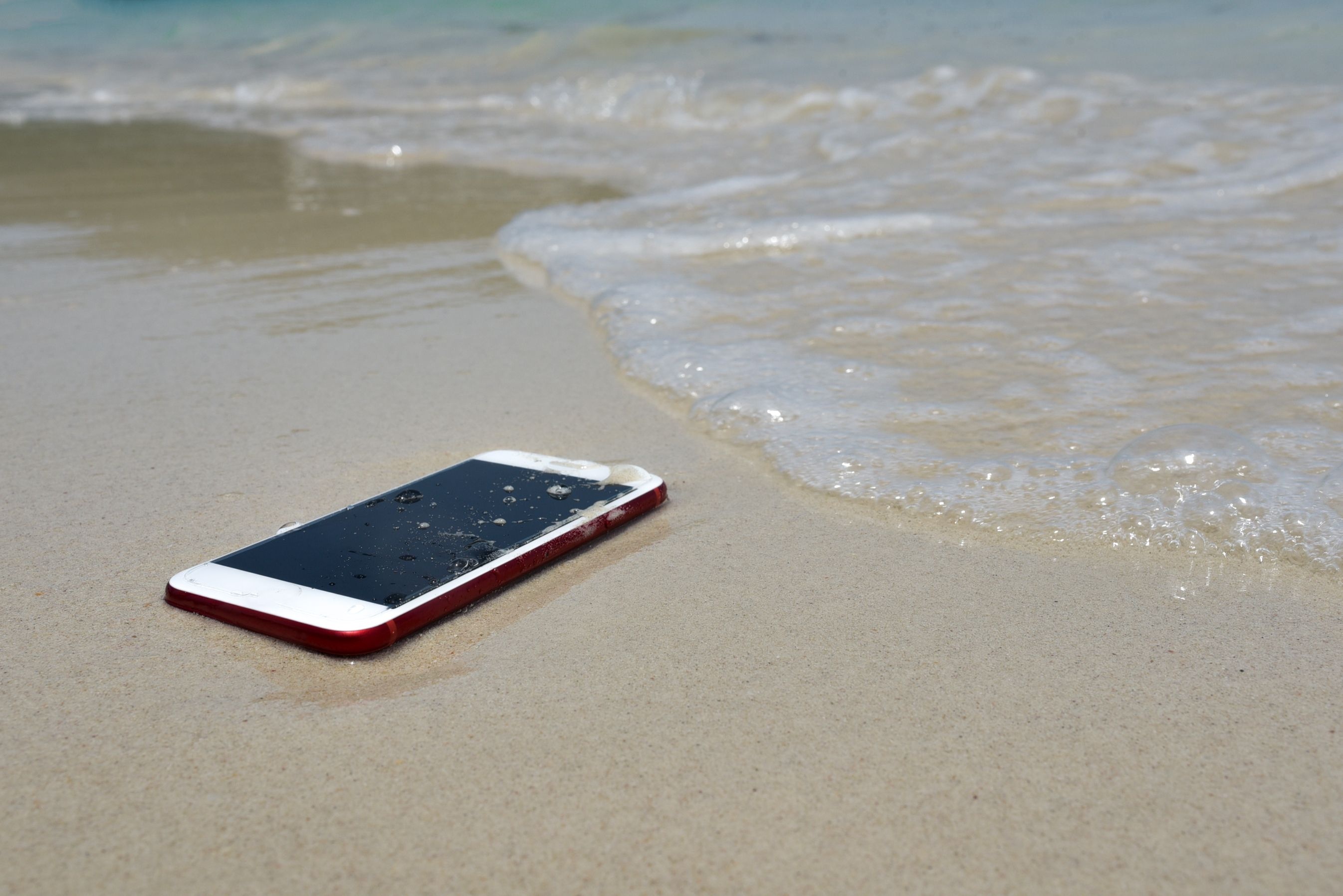 Sommarplask kan bli dyrt: Här är telefonerna som tål vatten – och de som inte gör det