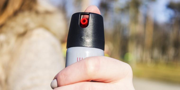 20-årig kvinna ingrep då två män slog offer på öppen gata: Så tog kvinnan fram en genial spray från väskan