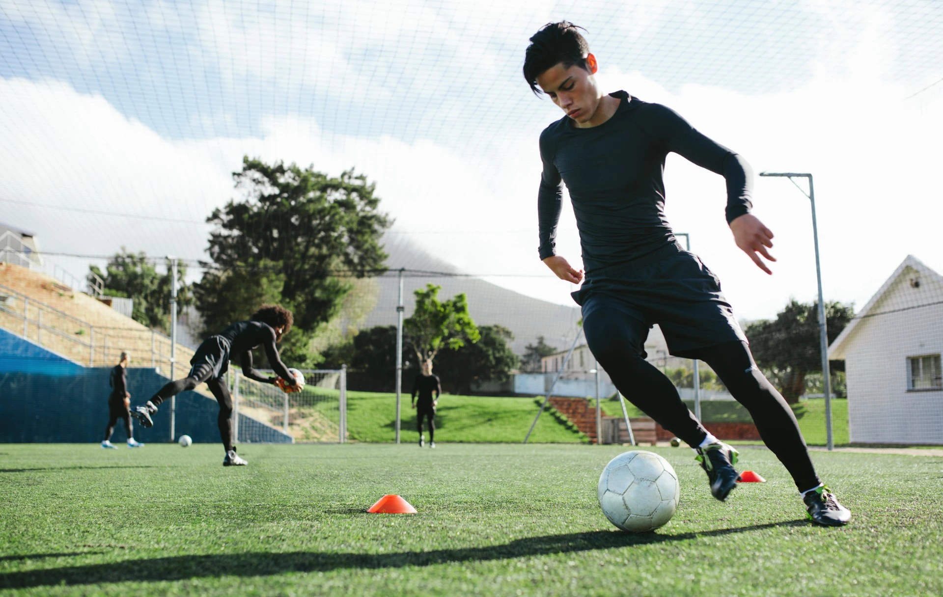 Unga spelar fotboll