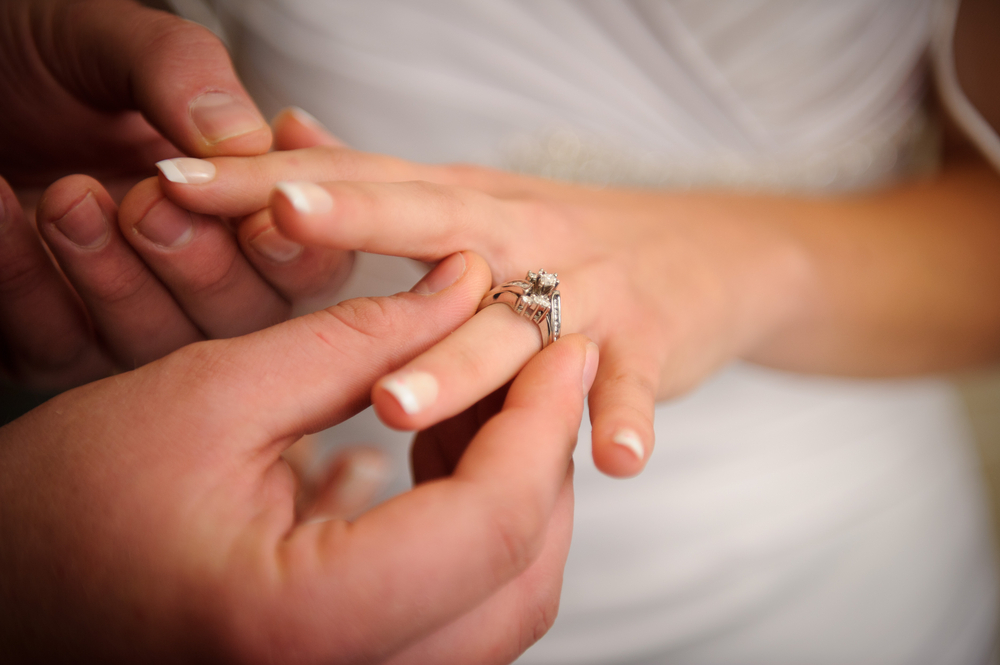 Nygift par chockade: Vänner bryter sig in och filmar dem ha sex på sin bröllopsnatten