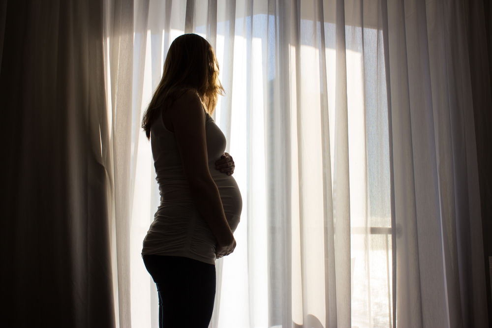 Man våldtar gravid kvinna på alla fyra i förlossningsmärtor: ”Jag blir kåt nu”