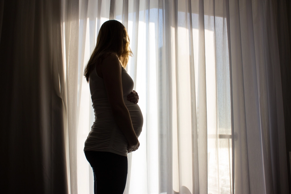 Man våldtar gravid kvinna på alla fyra i förlossningsmärtor: ”Jag blir kåt nu”