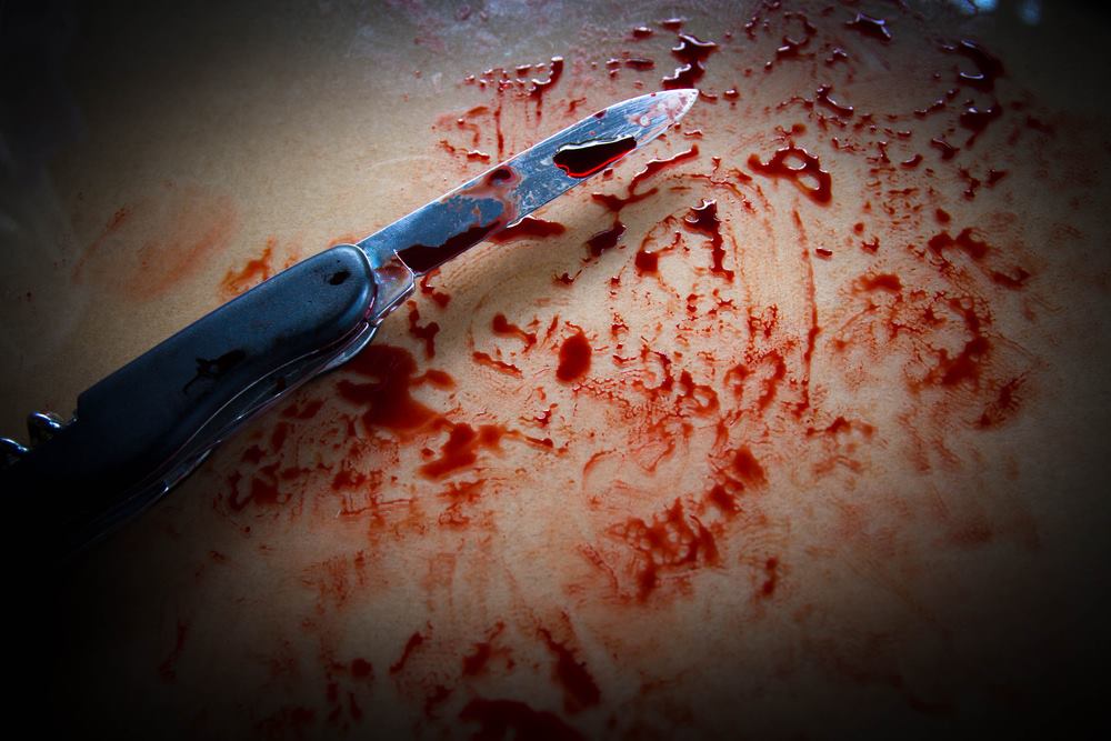 Mor knivhögg sin pojkvän efter att hon hittat honom ovanpå  sin 12-åriga dotter