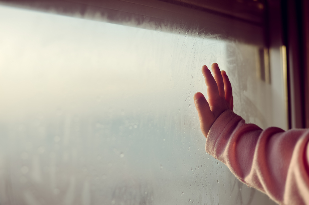 Mamma lade sin 1-åriga dotter i sängen – 45 minuter senare var hon död