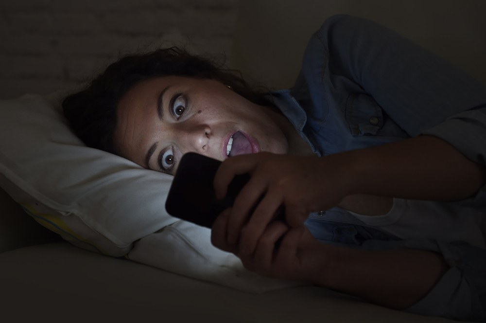 Överraskande undersökning: Därför ska du smygtitta i din mans telefon