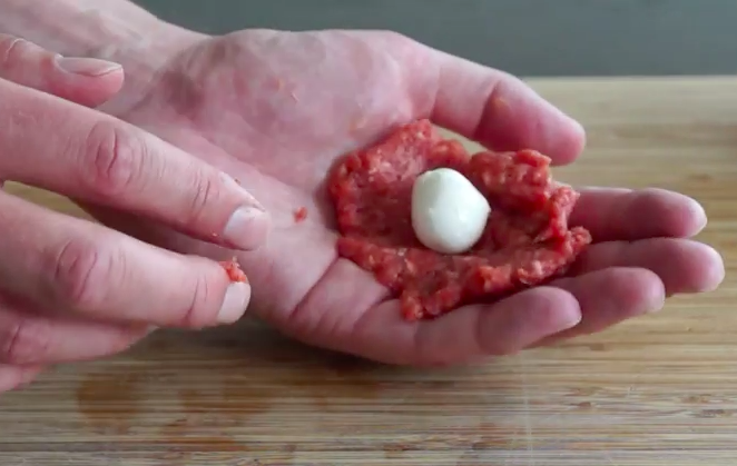 Han lägger mozzarella i nötfärs och bacon – resultatet är fantastiskt