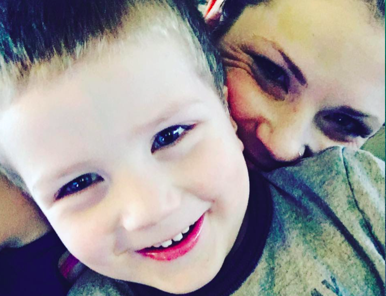 Mor miste sin 4-årige son på ett tragiskt vis – Så hånade främlingar henne på nätet