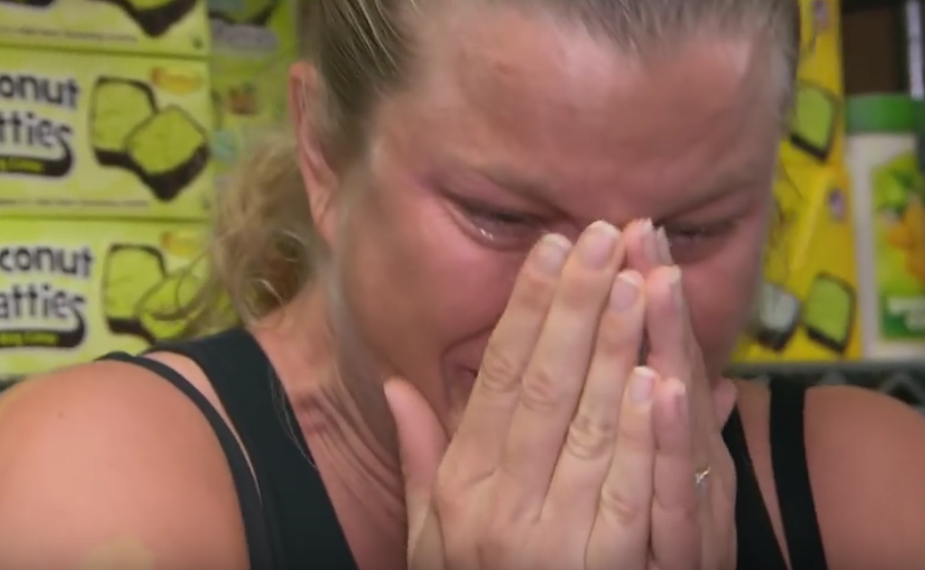 Gravid tvillingmamma har två jobb för att försörja  familjen: Då överraskade chefen med en ändring på lönesedeln