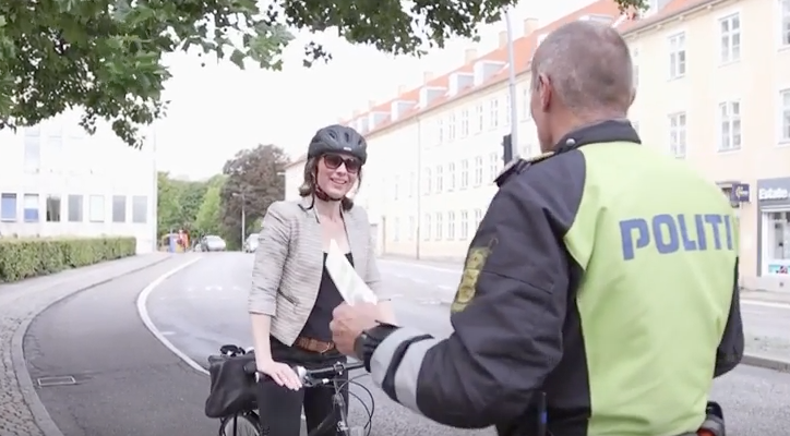 Cyklist stoppad av polis: Kunde inte förstå vad hon gjort fel – så fick hon syn på hans händer