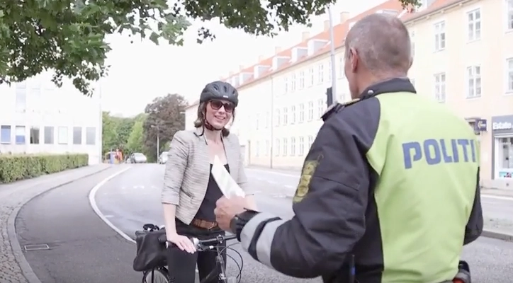 Cyklist stoppad av polis: Kunde inte förstå vad hon gjort fel – så fick hon syn på hans händer