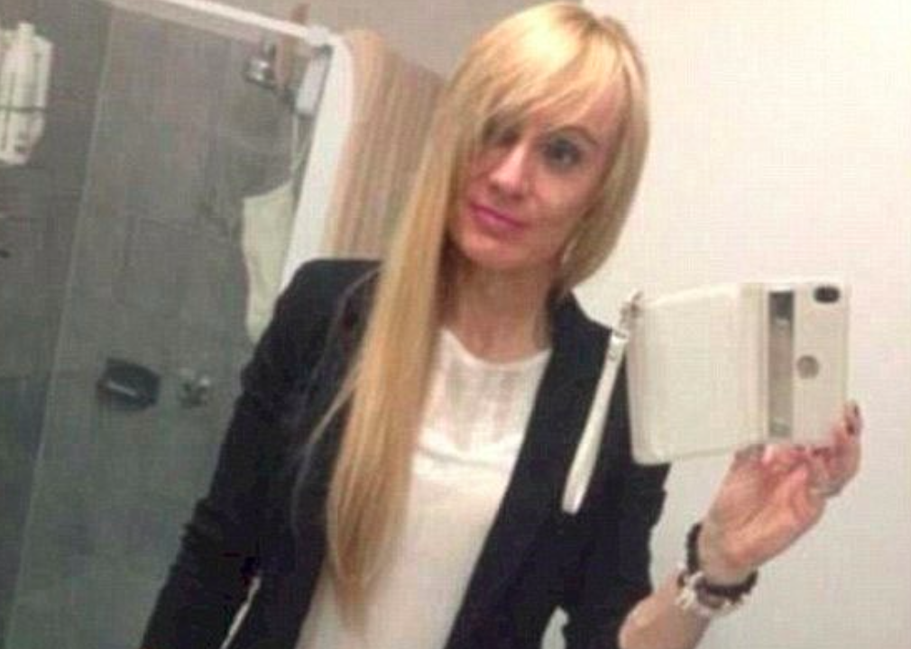 Kvinna lägger ut selfie på nätet: Har glömt att ”städa lite” i bakgrunden