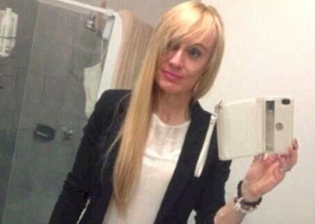 Kvinna lägger ut selfie på nätet: Har glömt att ”städa lite” i bakgrunden