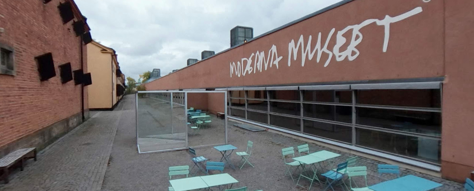 Man lekte hund på museum – naken