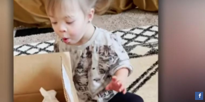 Mamma spelade in 2-åriga Olive som öppnar fantastisk present: Nu är videon viral