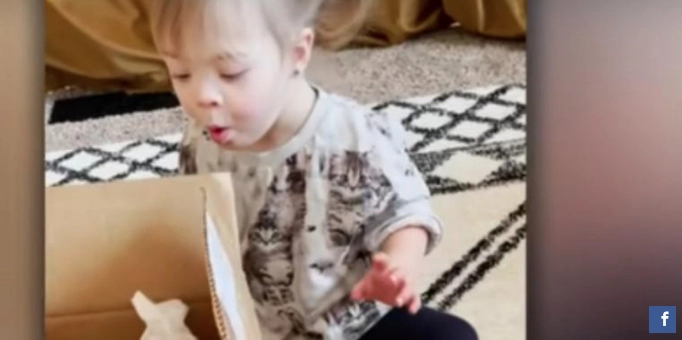 Mamma spelade in 2-åriga Olive som öppnar fantastisk present: Nu är videon viral