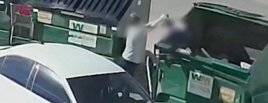 Mamma slänger sin nyfödda bebis i container