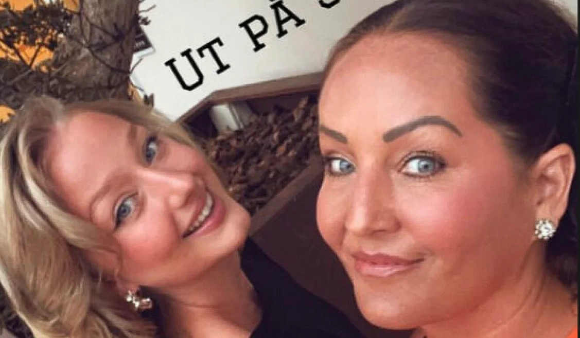 Helena Janebrink och dottern Alice njuter av en lyxig semester – utan sonen Felix: Här är anledningen