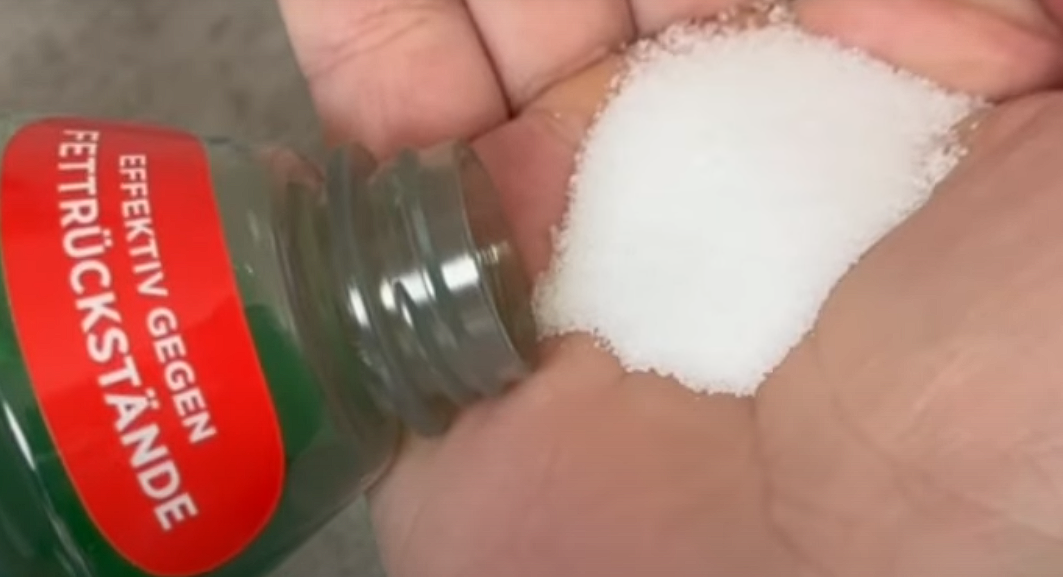 Hemligheten bakom skinande rena ytor: Enkel hemmagjord blandning av diskmedel och salt
