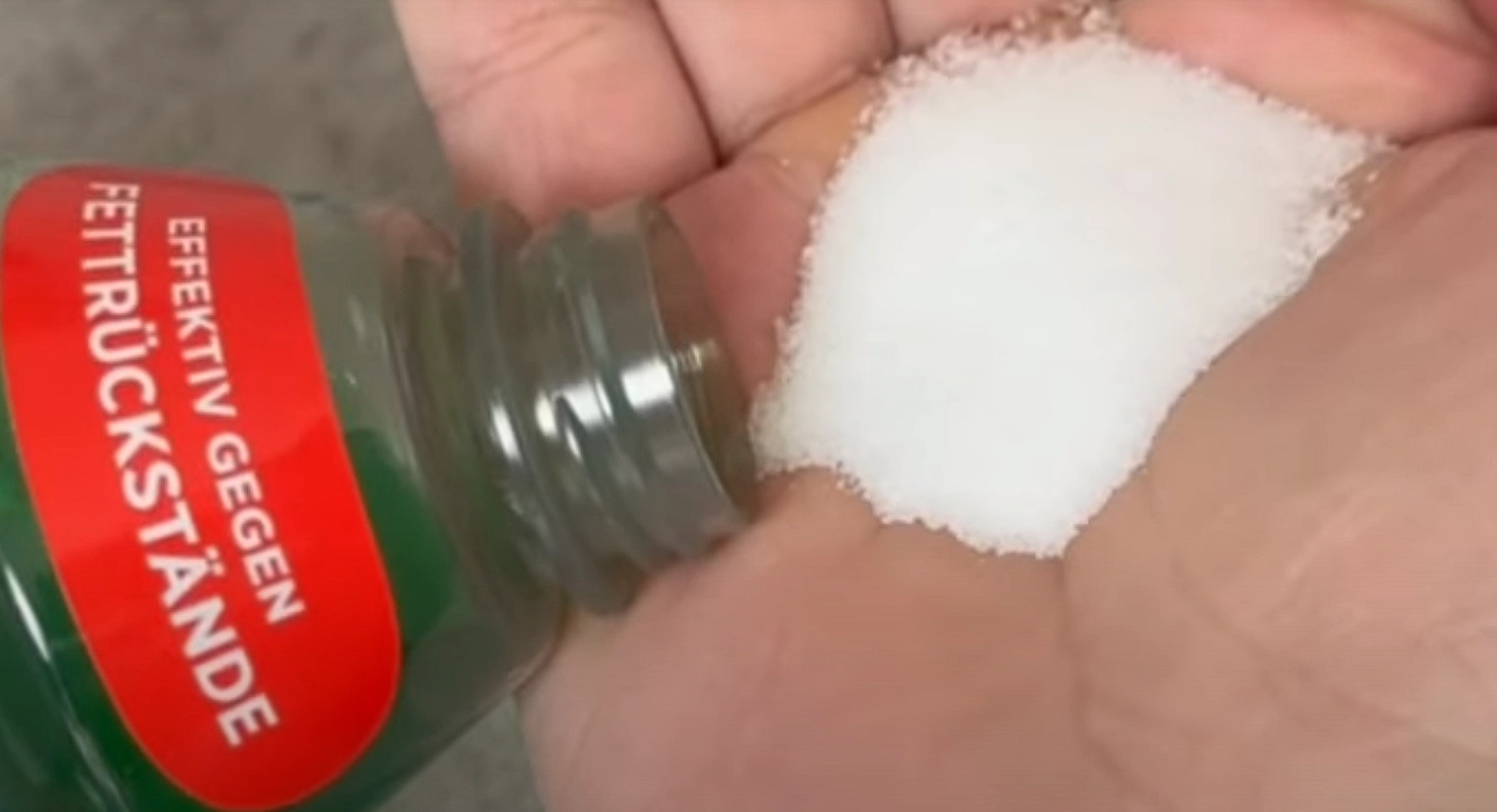 Hemligheten bakom skinande rena ytor: Enkel hemmagjord blandning av diskmedel och salt