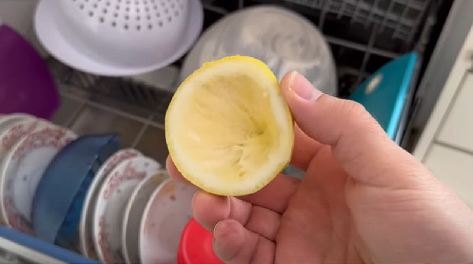 Han slänger citroner i diskmaskinen: Se här varför du bör göra detsamma