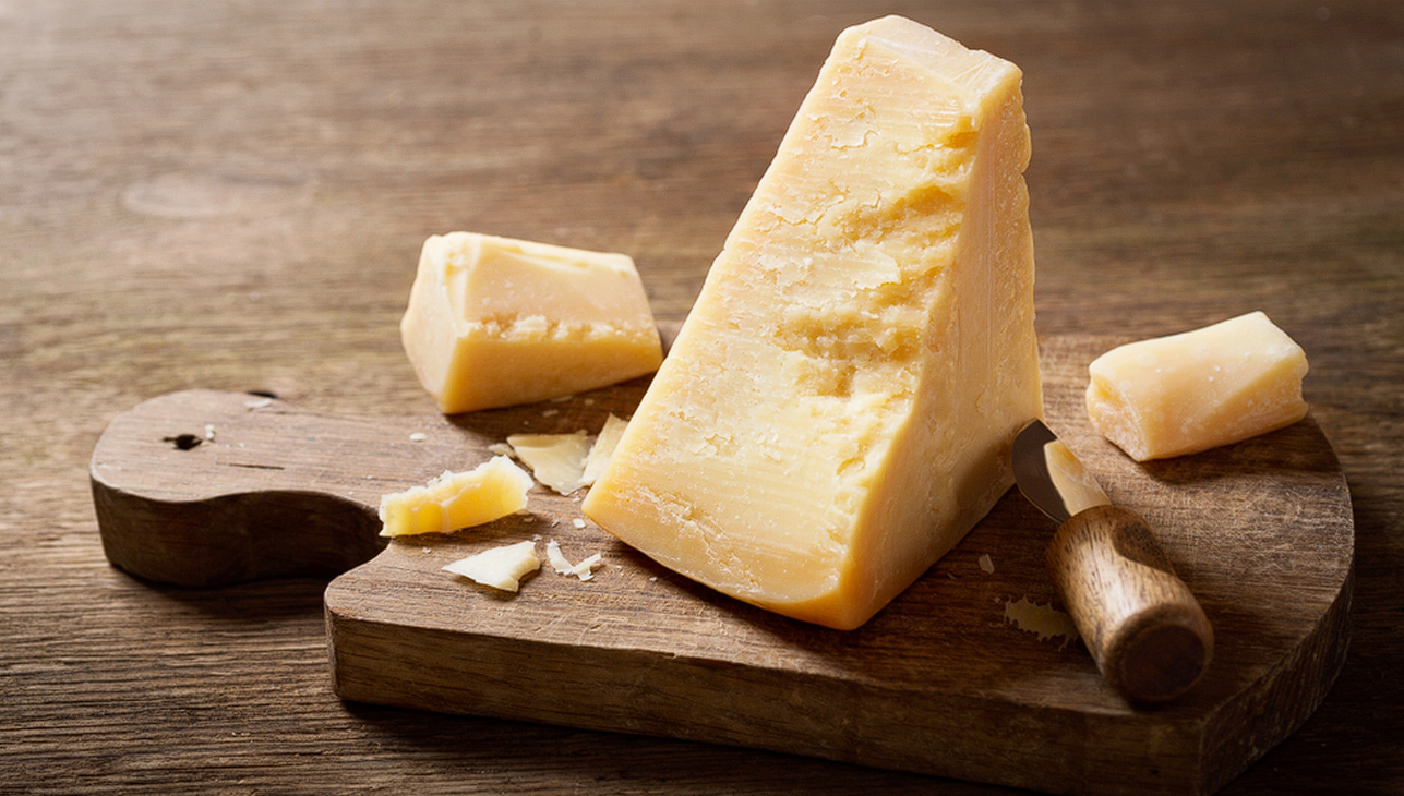 Många tror att det är samma sak: Här är skillnaden mellan Grana Padano och parmesan