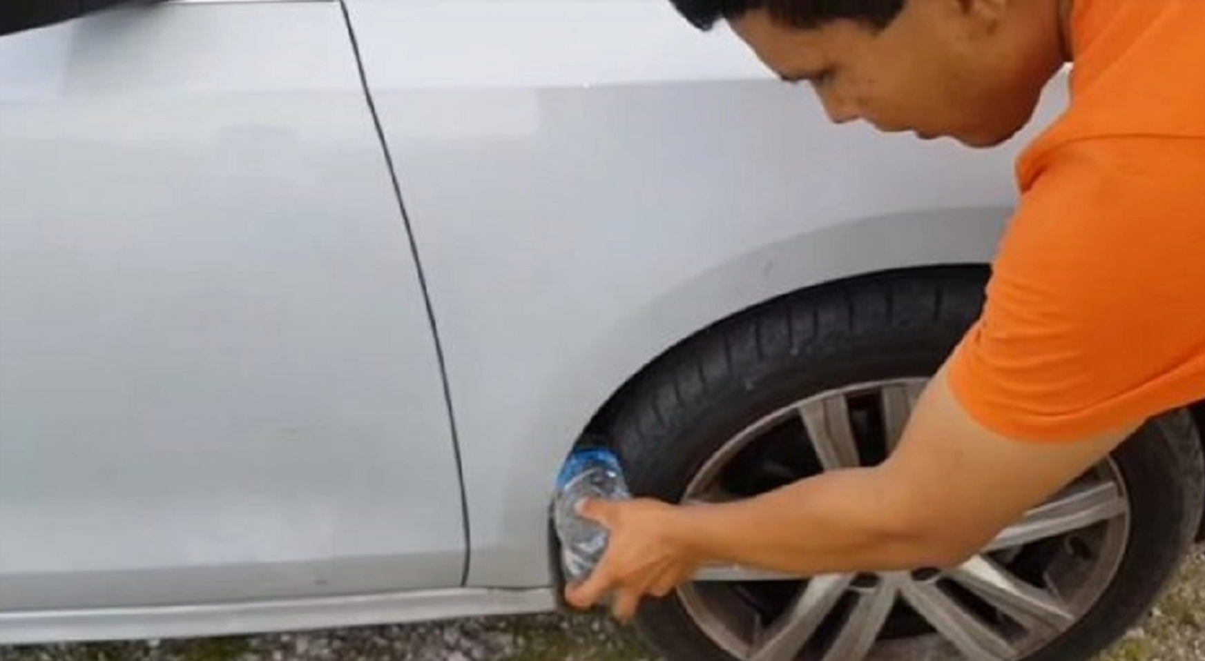 Han placerar en plastflaska bredvid bilens däck—många blir chockade när de får reda på varför