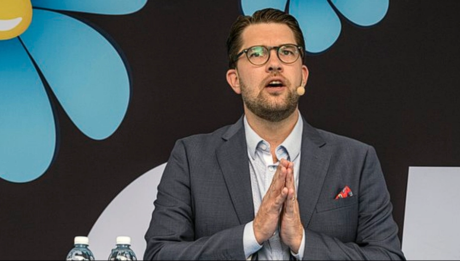 Krav på Åkessons avgång efter kopplingar till kriminella gäng