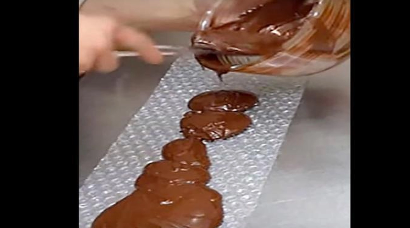 Hon häller varm choklad på bubbelplast – Se det fantastiska resultatet