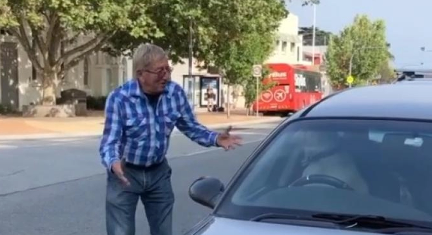 Viral video visar otålig hund som tutar för sin ägare