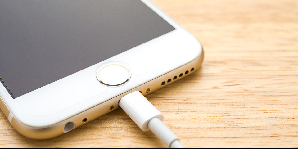 Nästan alla svenskar gör detta fel: Så här laddar du telefonen korrekt