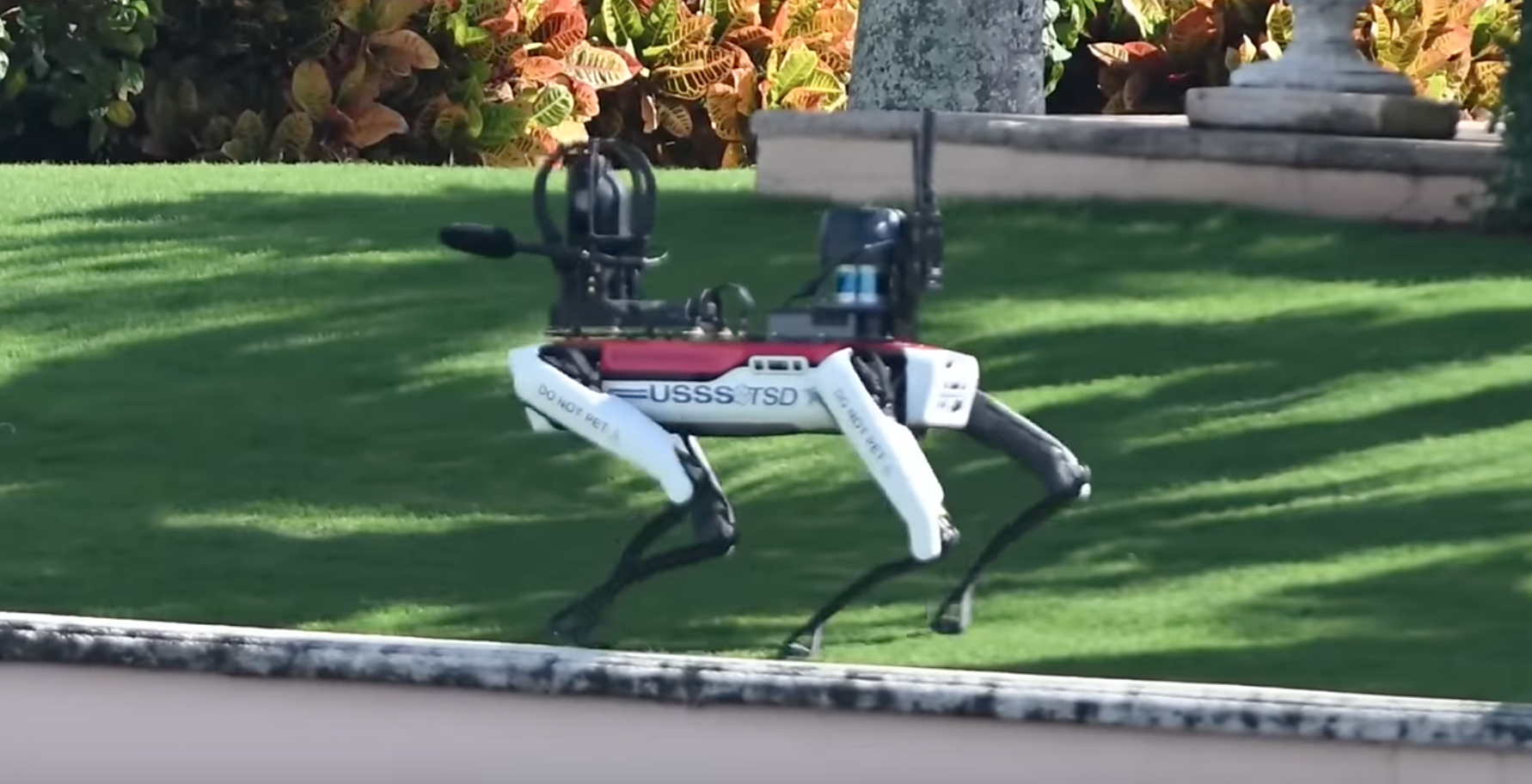 Robotvovvar patrullerar Mar-a-Lago: Säkerhet eller dystopisk framtid?