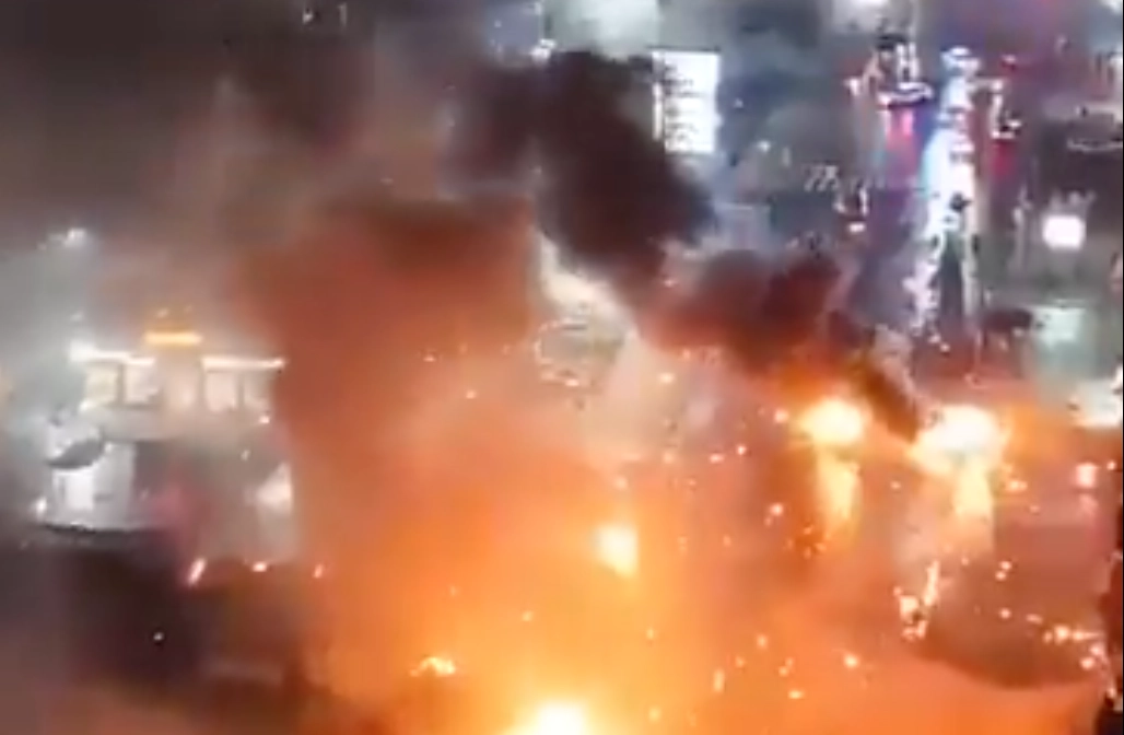 Sex personer ombord på kraschade sjuktransportflyget – bostadshus i brand efter explosion