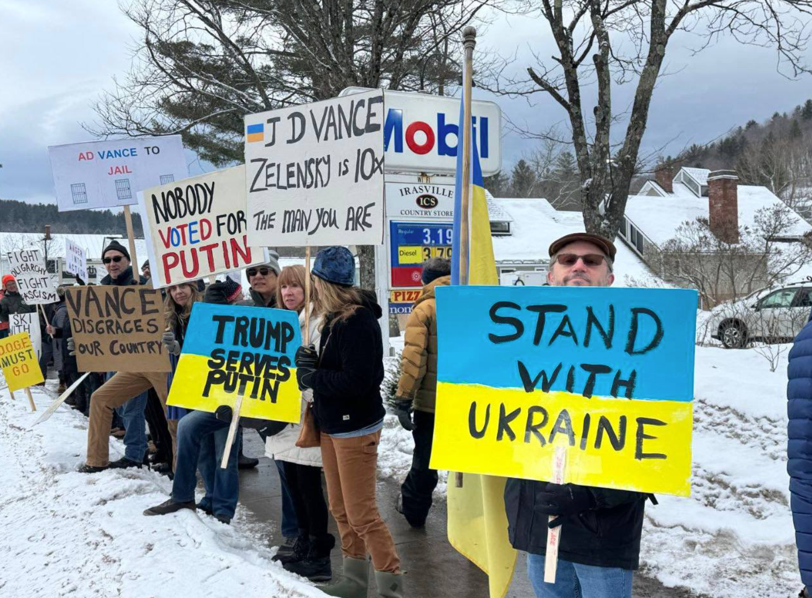 Vrede mot Trump och JD Vance: Demonstranter fyller gatorna efter Vita husets Ukraina-möte