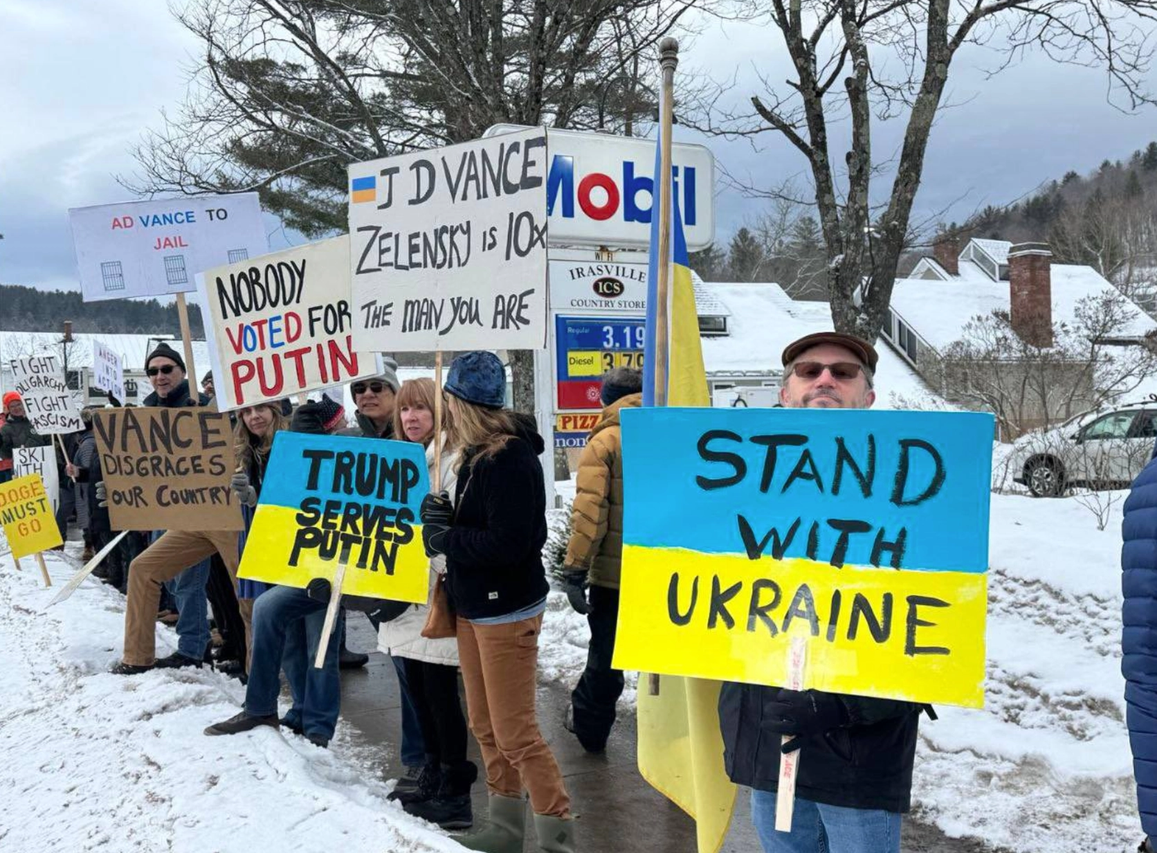 Vrede mot Trump och JD Vance: Demonstranter fyller gatorna efter Vita husets Ukraina-möte