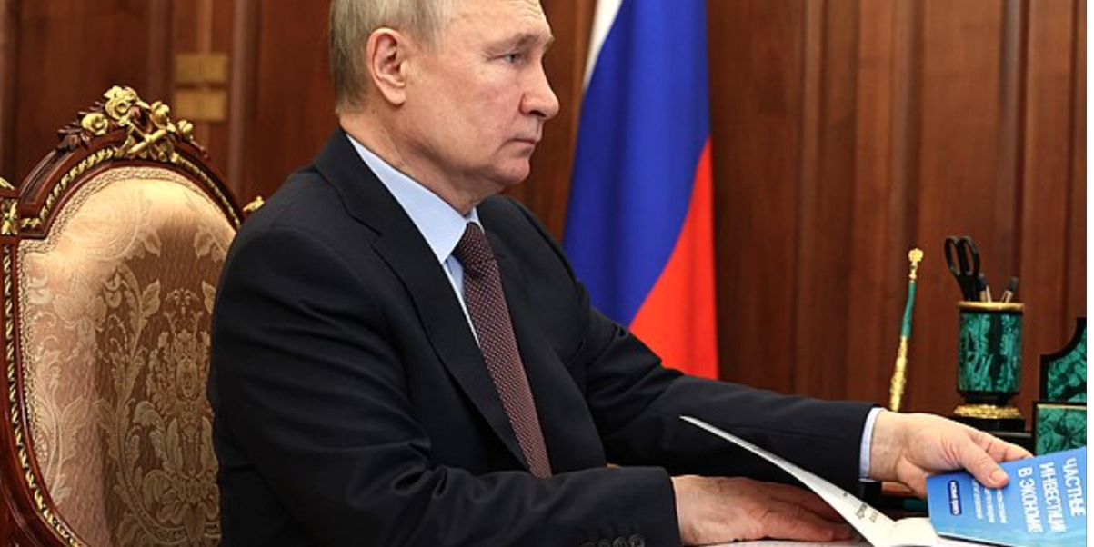 Putins hand väcker frågor: Vad avslöjar den?