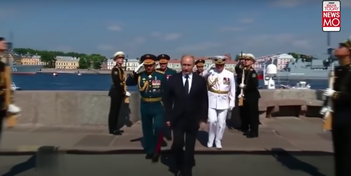 Video väcker frågor: Varför går Putin på det där sättet?