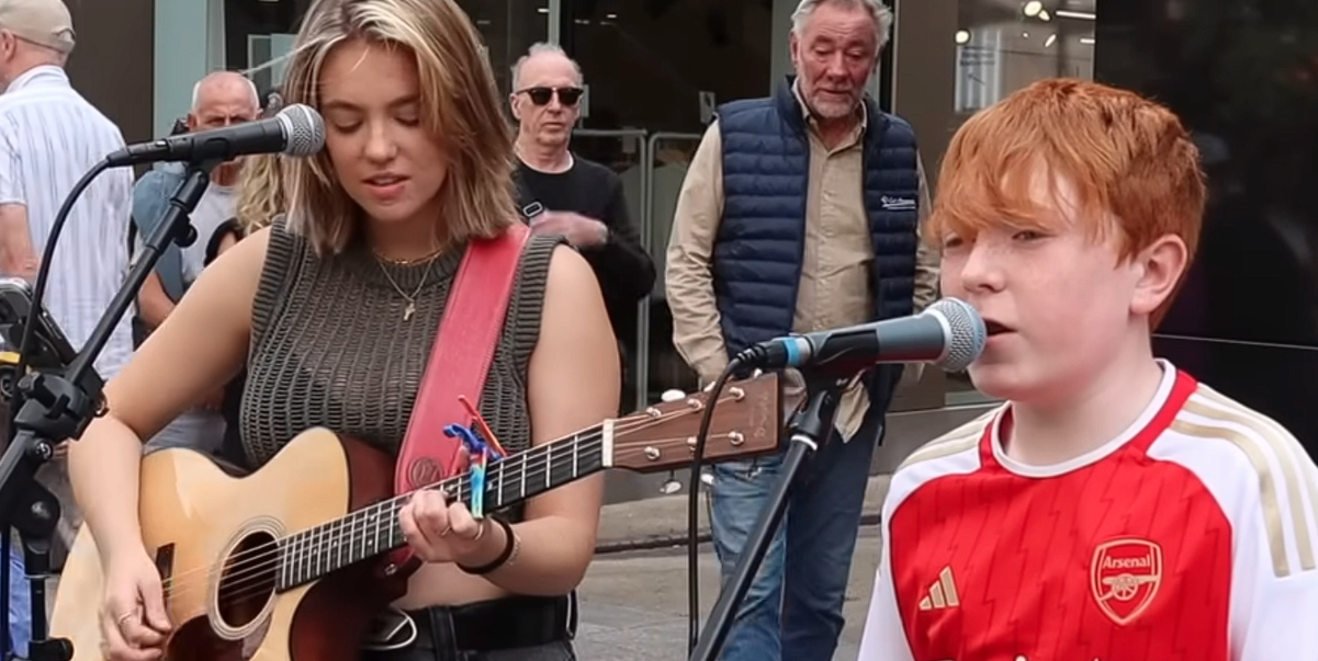 Är det en ung Ed Sheeran: Ung talang imponerar med sin tolkning av ’Hallelujah’