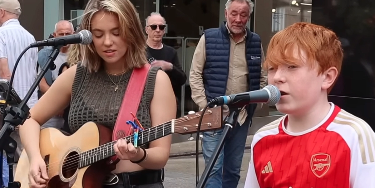 Är det en ung Ed Sheeran: Ung talang imponerar med sin tolkning av ’Hallelujah’