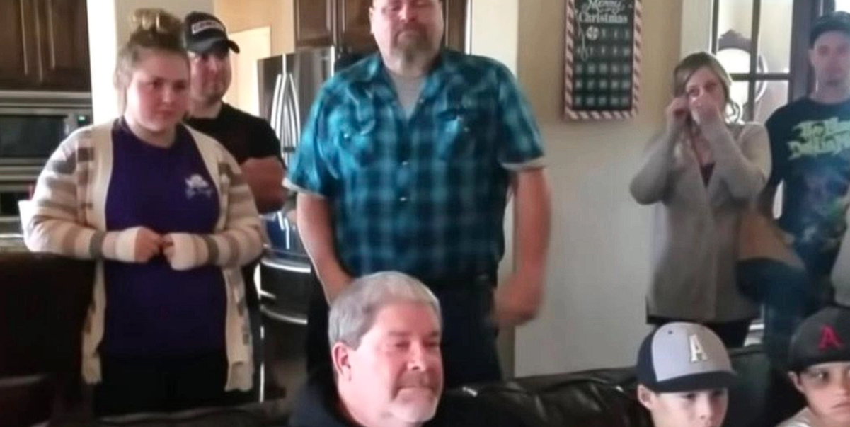 Man ser rörande video på sin 60-årsdag: Blir chockad när han ser vem som står bakom honom