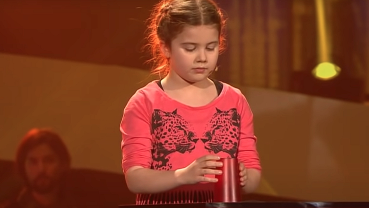 Lilla Larissas fantastiska framträdande i ”The Voice Kids” får domarna att häpna