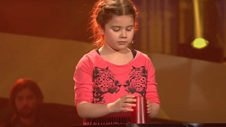 Lilla Larissas fantastiska framträdande i ”The Voice Kids” får domarna att häpna