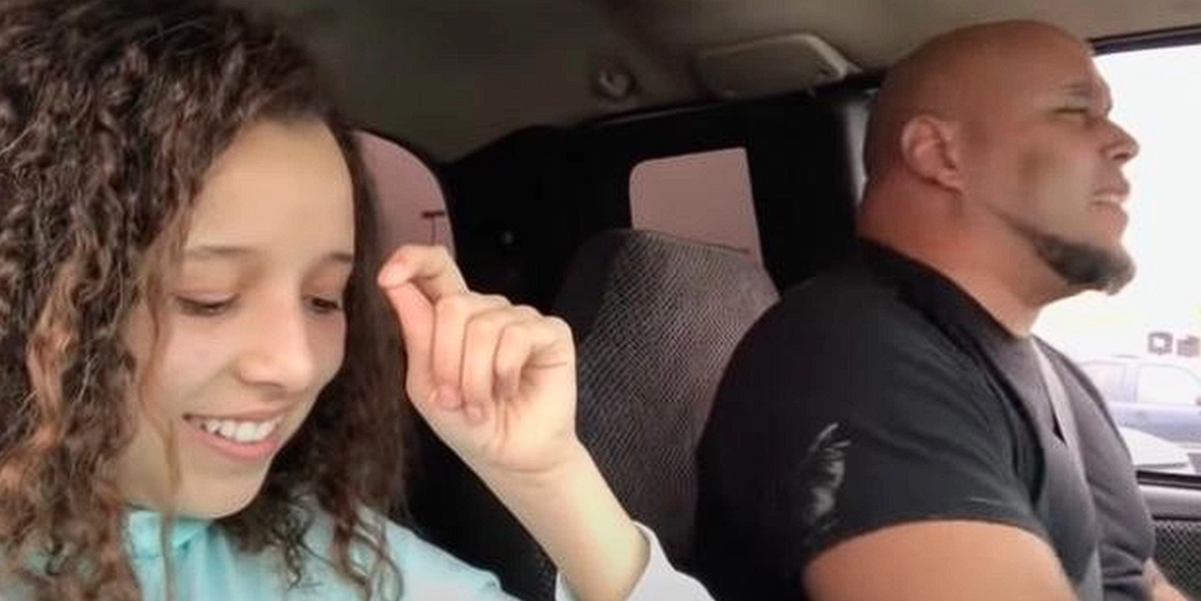 Hon filmar i smyg sin pappa när han sjunger i bilen: Nu tar videon internet med storm