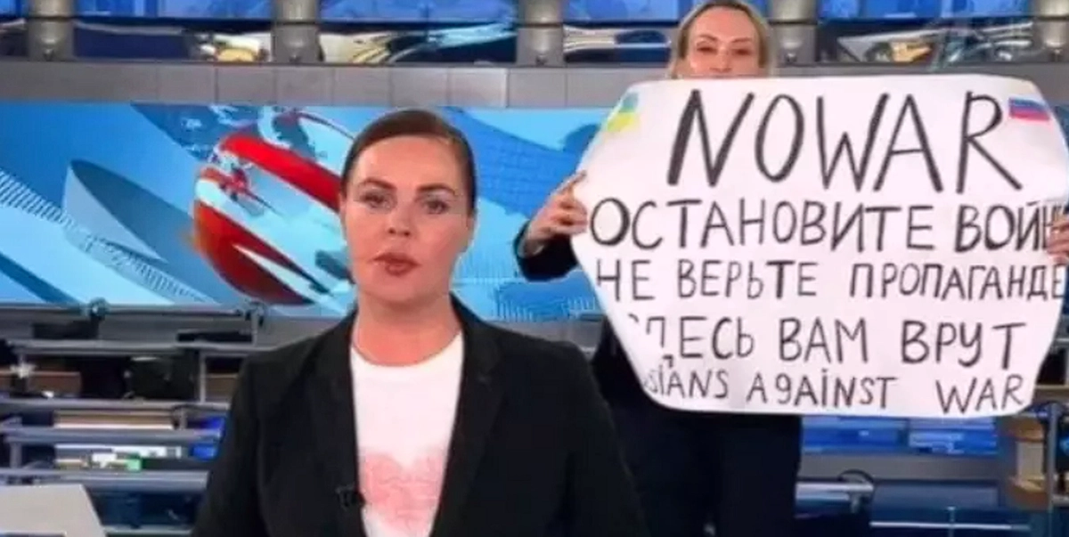 Minns du den ryska journalisten som protesterade mot Putin i direktsänd TV? Nu har hon fått ett LÅNGT fängelsestraff