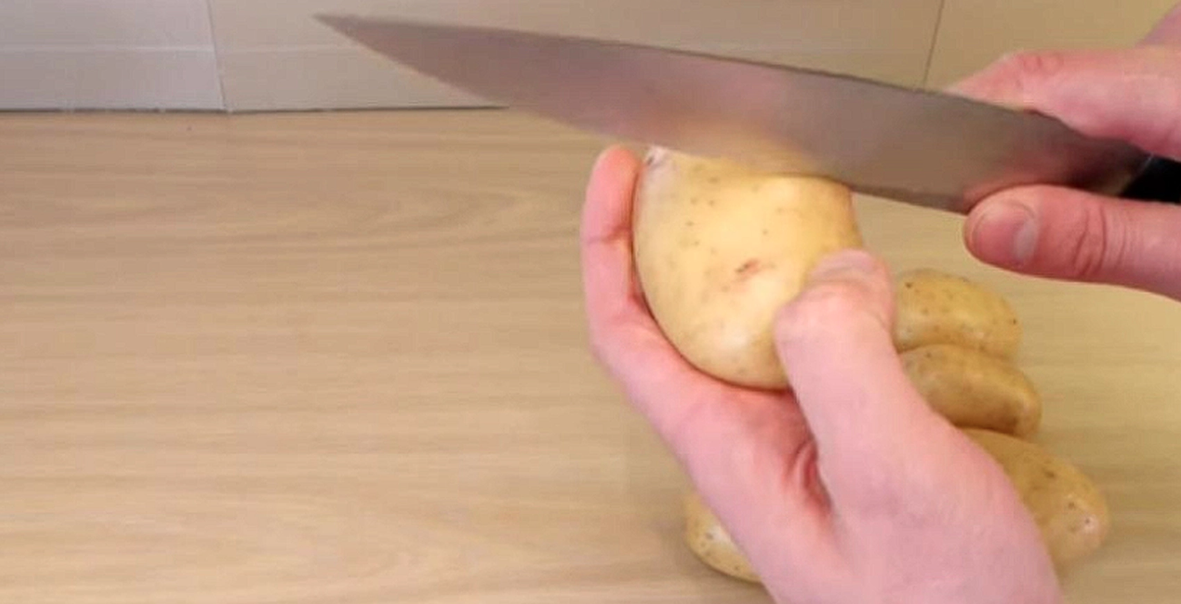 Han delar en potatis på mitten – det här tricket är inget annat än genialiskt