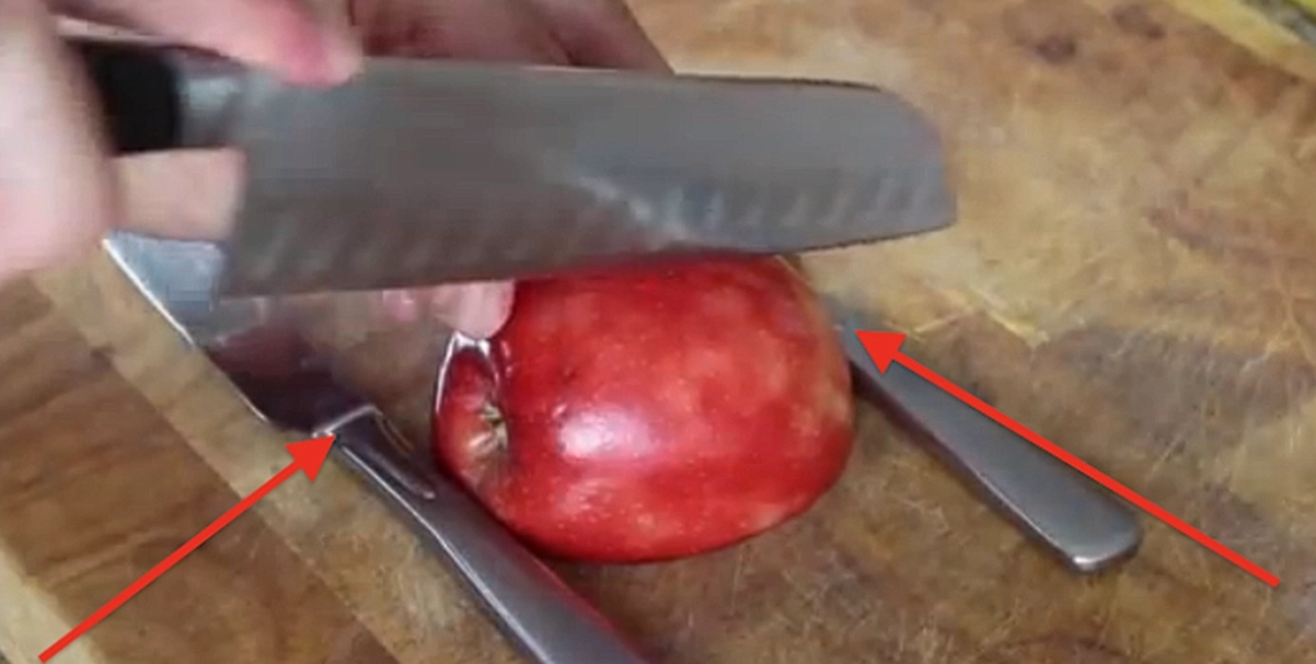 Han placerar ett äpple mellan två knivar – resultatet är fantastiskt