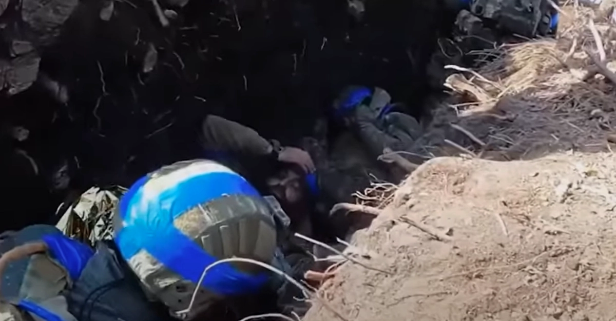 Video: Ukrainsk kvinnlig sjukvårdare kämpar mot ryska stridsvagnar