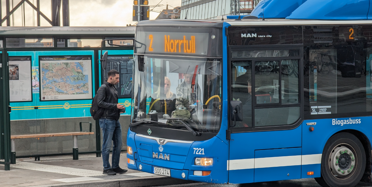 Busschauffören som hyllas av resenärerna: En av Sveriges gladaste