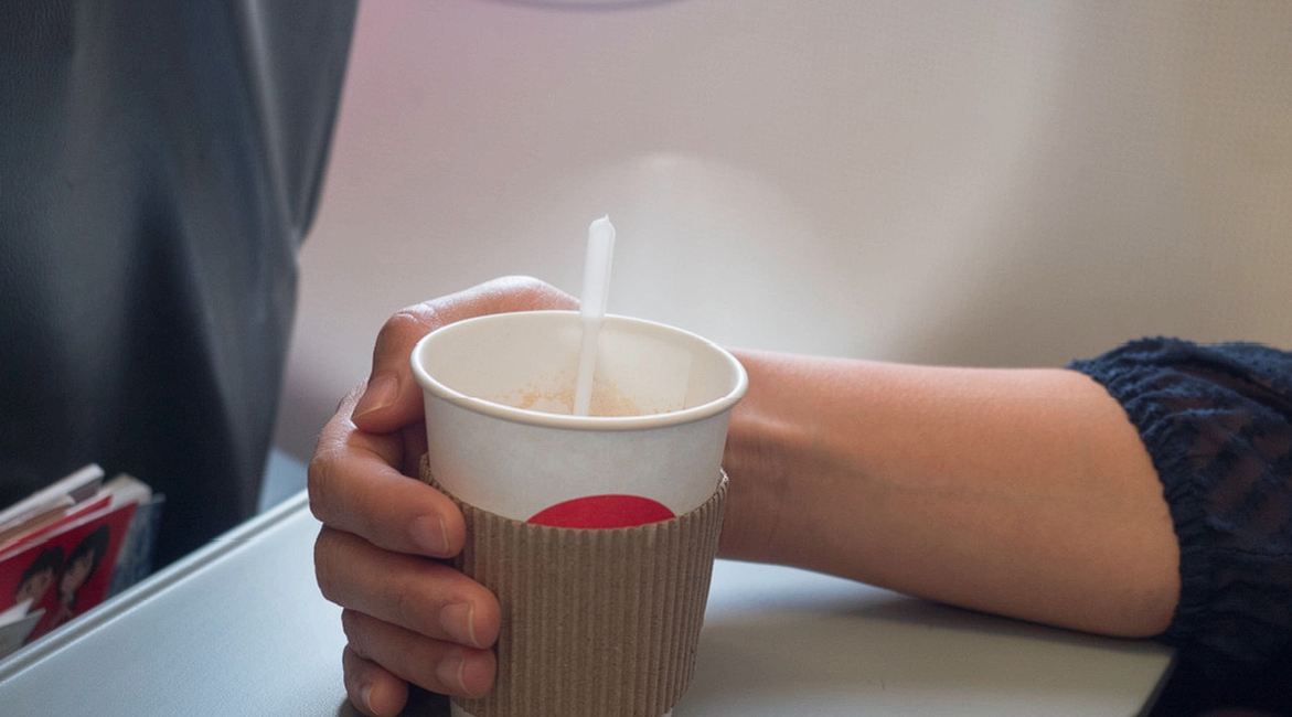 Därför bör du säga ’nej tack’ till kaffet när du flyger
