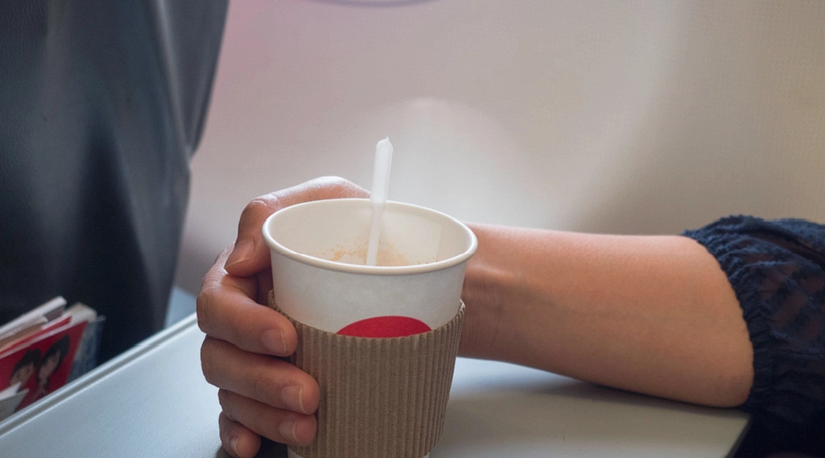 Därför bör du säga ’nej tack’ till kaffet när du flyger