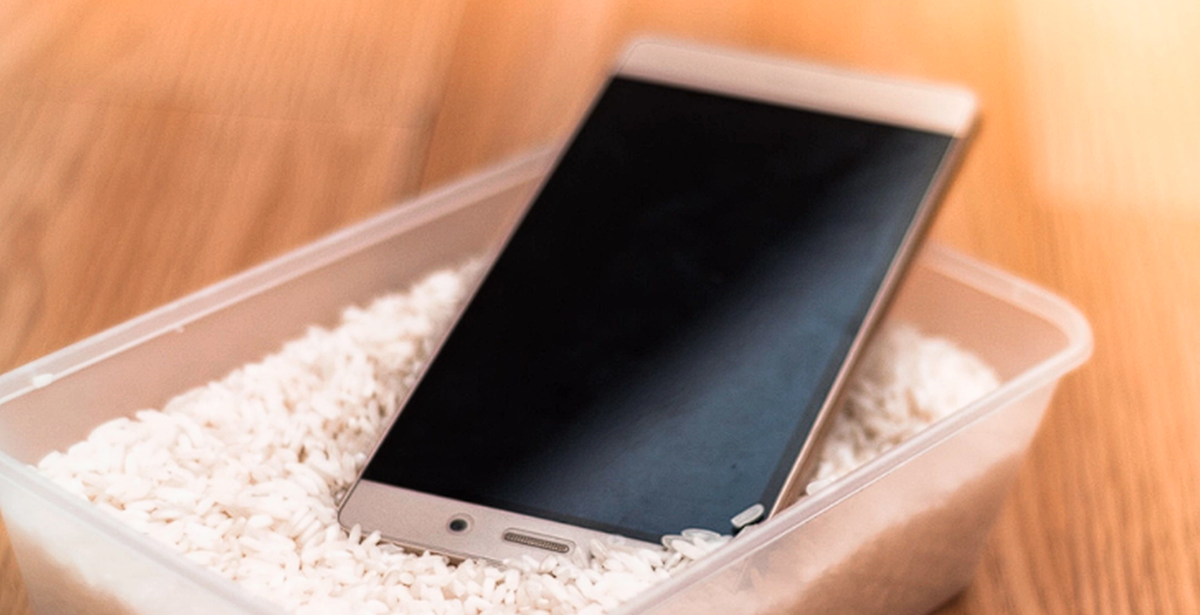 Funkar det verkligen att lägga en vattenskadad telefon i ris? Här är domen om den populära myten
